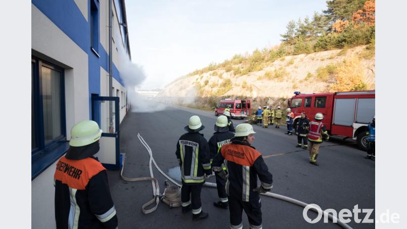 Der dichte Rauch erschwerte den Spezialisten die Arbeit. Bild: dtr