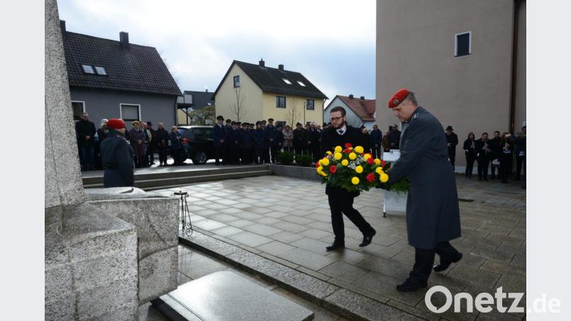 Zum Volkstrauertag gedenken die Vereine mit Bürgermeister Ernst Lenk und einem Vertreter der Bundeswehr den Toten der Kriege. Bild: bey
