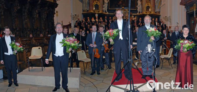Vor ausverkauftem Haus überzeugen (von links) Bariton Roman Hoza, Tenor Tomas Cerny, Andreas Sagstetter, Jaroslav Martinasek, Daniela Straková-Sedrlová sowie Chöre und Musiker beim großen Herbstkonzert. Bild: Christiane Zeigler