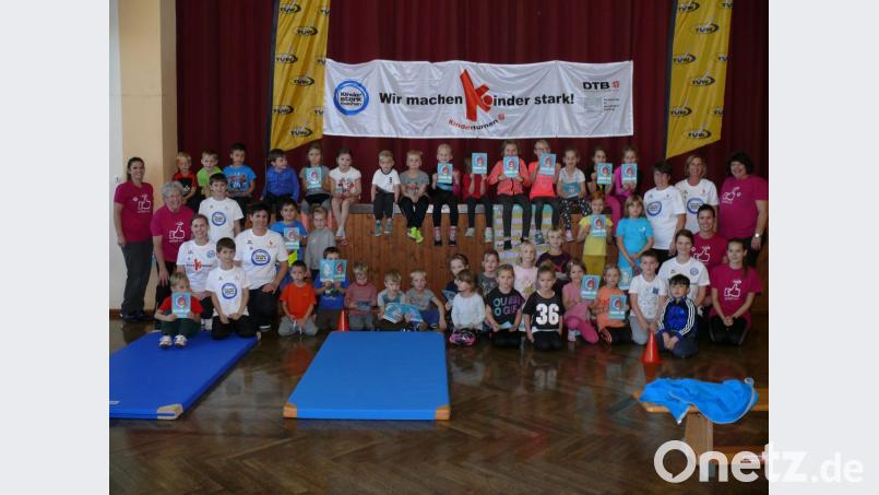 Spaß und Freude hatten die Mädchen und Buben beim „Tag des Turnens“ mit dem Turnverein Waldsassen (TVW) am Samstag in der städtischen Turnhalle. Das Bild zeigt sie zusammen mit den Organisatoren und Übungsleiterinnen. Bild: kgg