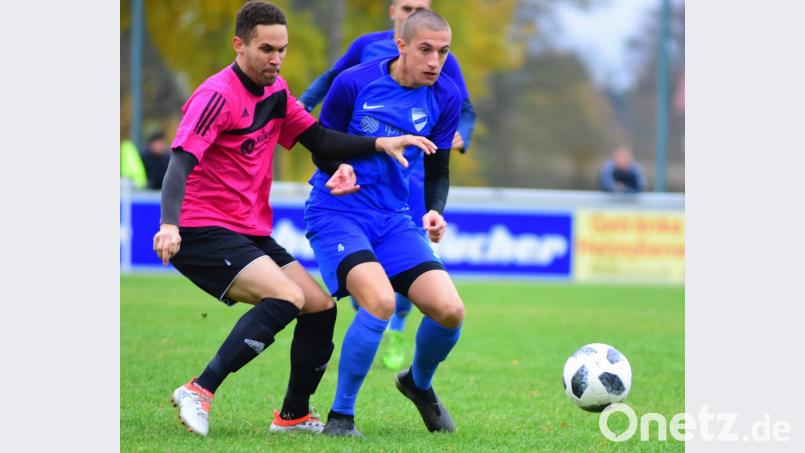 Anthony Hofweller (links) und der FC Tirschenreuth waren am Wochenende zum Nichtstun gezwungen. Spitzenreiter Kickers Selb sagte die Begegnung kurzfristig ab. Bild: Schrems