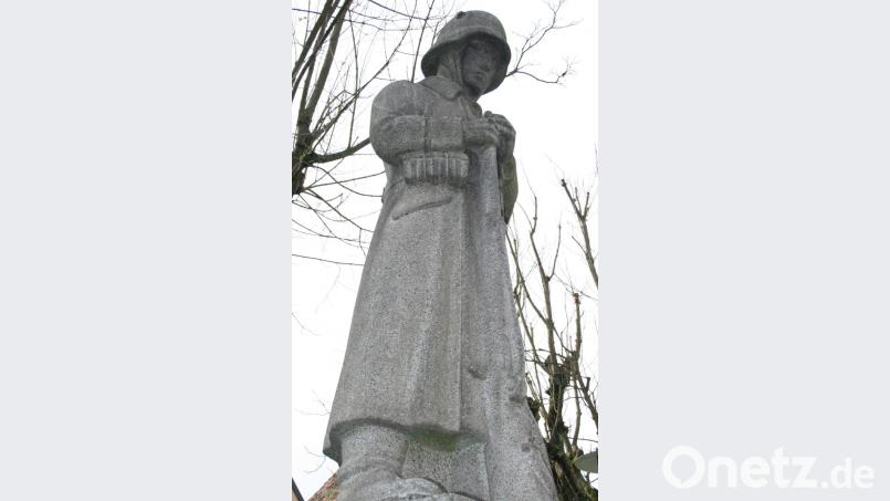 Seit 80 Jahren erinnert der nachdenkliche Soldat im Wachanzug an die Opfer von Kriegen. Im September 1930 wurde das Kriegerdenkmal aus Granit in Erbendorf errichtet. Bild: njn
