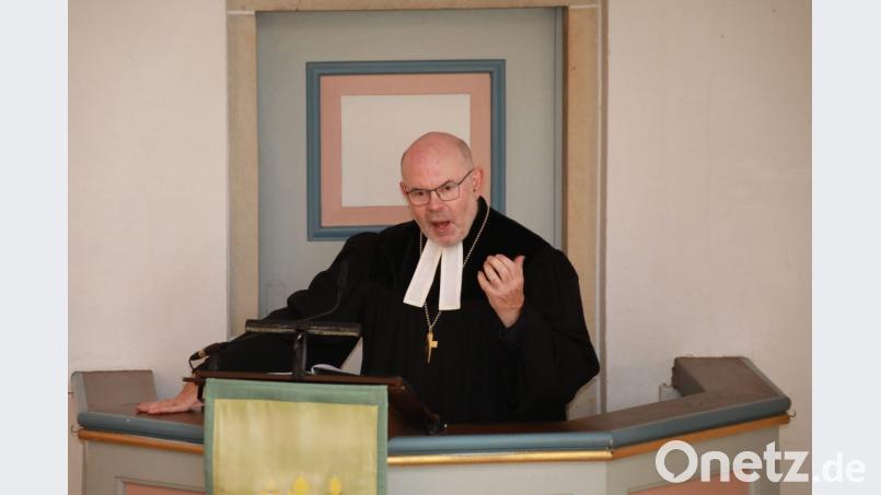 Regionalbischof Dr. Hans-Martin Weiss bei seiner Predigt Bild: njn