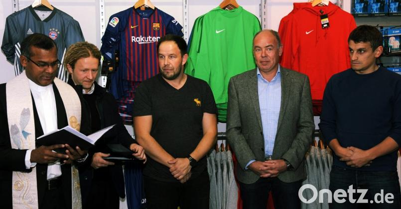 Pater Thomas, Pfarrer Bernd Schindler, Filialleiter Christian Farago, Bürgermeister Roland Strehl und Geschäftsführer Martin Rietzler (von links) bei der Ladeneröffnung in Haselmühl. Bild: gfr