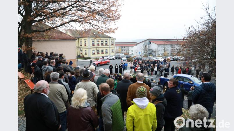 Vor der Martin-Luther-Kirche wurden die vier neuen Glocken geweiht. Bild: njn