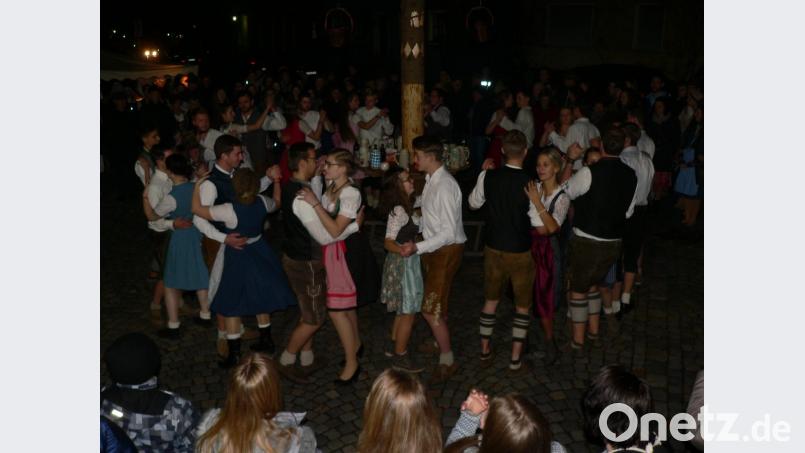 In Luhe tanzen die Paare den Kirwabaum aus. Bild: mh