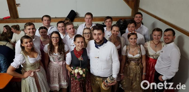 Wacker trotzen die zehn Kirwapaare den frostigen Temperaturen und Graupelschauern beim Baumaustanzen am Dorfplatz. Dann geht es schnell in die warme Kirwahalle von Werner Kohl. Bild: ads