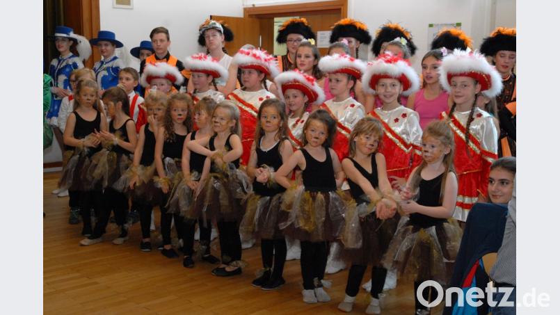Die Gardemädchen durften bei der Schlüsselübergabe im Kultursaal natürlich nicht fehlen. Bild: gb