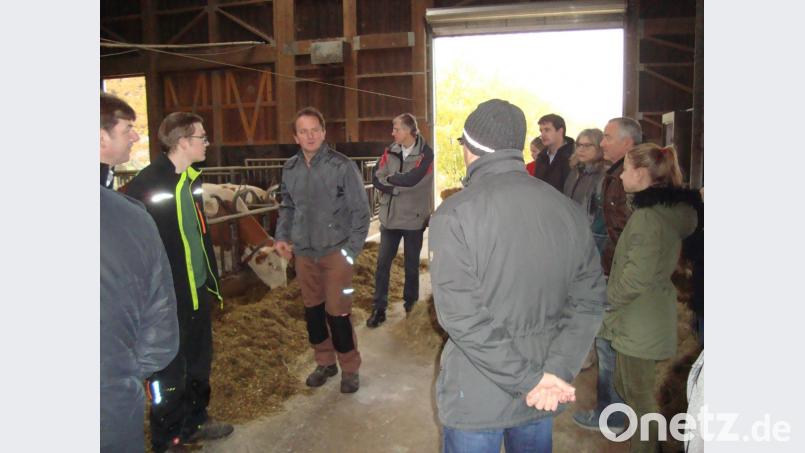Die Besucher interessiert besonders das Herzstück des landwirtschaftlichen Betriebs von Hubert Edenharter: der 2008 erbaute Stall mit dem Melkroboter für 75 Milchkühe. Bild: schß