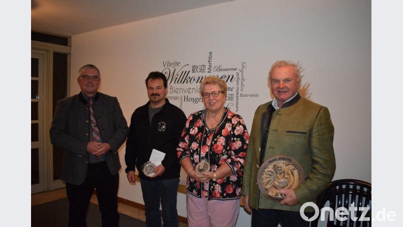 Auch dieses Jahr konnte Bürgermeister Richard Tischler (links) verdiente Bürger für ihre besonderen Leistungen auszeichnen. Mit dem "Pfreimder Gockel" wurde Josef Hägler für sein Engagement geehrt. Den Silbertaler erhielten Anna Zeitler und der Geflügelzuchtverein, vertreten durch Thomas Zwack (Zweiter von links). Bild: bnr