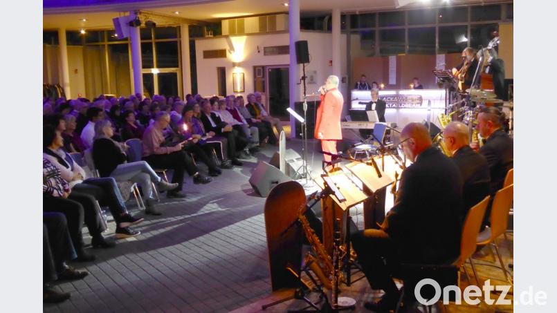 Galaabend im Innovision Center: Peter Wittmann, Sänger, Moderator und ein exzellenter Unterhalter, singt sich in die Herzen der Galagäste. Bild: fsb