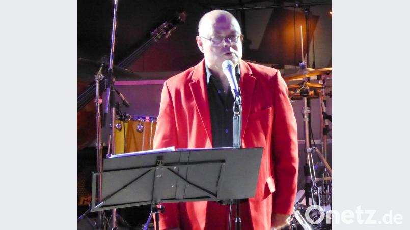 Peter Wittmann, Sänger, Moderator und ein exzellenter Unterhalter, sang sich in die Herzen der Galagäste. Bild: fsb