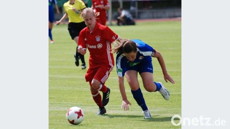 Laura Donhauser (links) wurde heuer mit dem FC Bayern München Deutsche Meisterin bei den B-Juniorinnen. Jetzt geht&#039;s bei der Weltmeisterschaft in Uruguay zur Sache. Bild: Werner Stinner