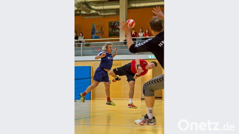 Ein Duell der Generationen: Jannik Uschold (rotes Trikot) vom HV Oberviechtach, einer der jüngsten Spieler der Bezirksliga Ost und Gerhard Schindler, sicherlich der älteste Spieler der Liga. Der Handballer von der Regensburger Turnerschaft feierte jüngst seinen 60. Geburtstag. Bild: gud