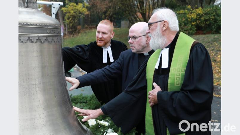 Gelungene Glocken. (von links) Pfarrer Christoph Zeh, Regionalbischof Dr. Hans-Martin Weiss und der "Glockenkünstler" Ruhestandspfarrer Günther Niekel nehmen die einzelnen Glocken in Augenschein. Bild: njn