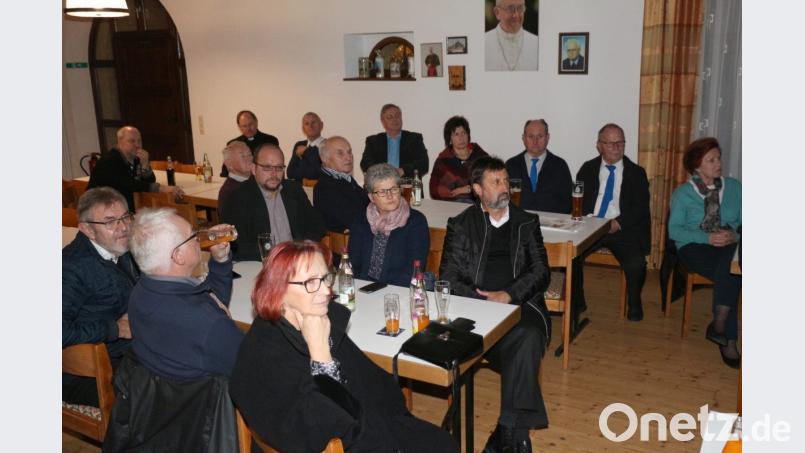 Mit großem Interesse verfolgen die Gäste Hans Walters Ausführungen zum dreißigjährigen Krieg in der Oberpfalz. Bild: rpp