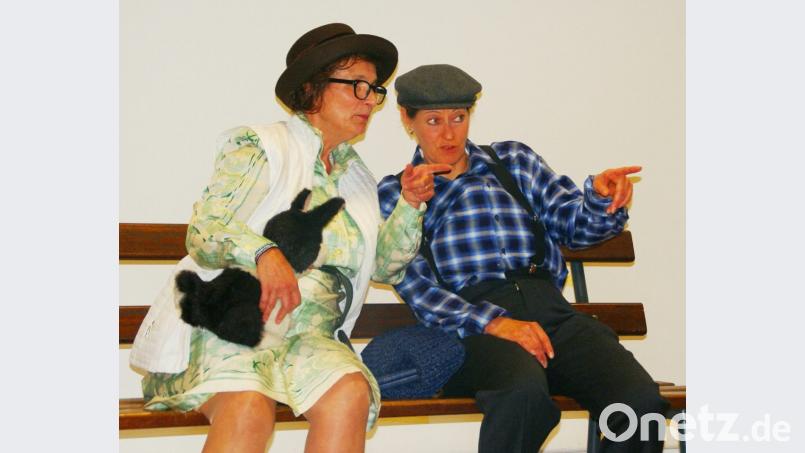 Maria Gradl und Petra Graf als &quot;Ratschkatln&quot; bei der KAB-Sitzweil. Bild: agr