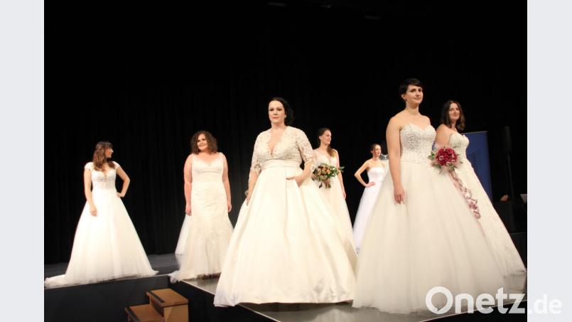 Highlights der Hochzeitsmesse Just Married waren die mit Spannung erwarteten Brautmodenschauen, die mit den aktuellen Trends Boho-Stil und Blash gepaart mit Metallic- und Tattotteffekten für so manche Wow-Momente im Publikum sorgten. Bild: ads