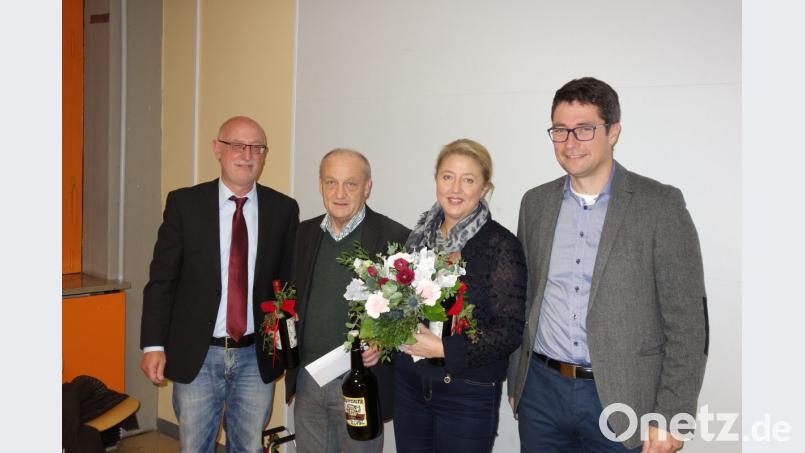 Oberstudiendirektor Anton Hochberger (links) und Vorsitzender Armin Aichinger (rechts) danken mit Präsenten Andrea Trottmann-Zahner und Martin Staffe, die zehn beziehungsweise acht Jahre die Arbeit im Elternbeirat des Gymnasiums mitgestaltet haben. Bild: exb