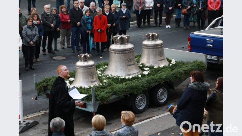 Pfarrer Christoph Zeh (links) stellte die einzelnen Glocken mit ihrer Bedeutung vor. Bild: njn