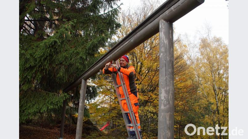 Zu den Arbeiten in dieser Jahreszeit gehört auch der Abbau von Spielgeräten wie hier am Hochfelsgelände. Bild: mmj