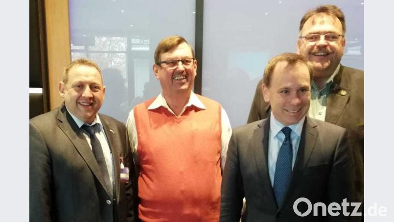 Der CSA-Kreisvorsitzende Uwe Friedrich (links) gratulierte dem neu gewählten Landesvorsitzenden Volker Ullrich (Dritter von links). Die weiteren Vorstandsmitglieder Gerhard Graf (Zweiter von links) und Michael Wiederer (rechts) schlossen sich den Glückwünschen an. Bild: ufh