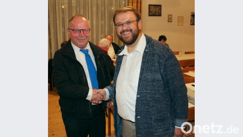 Robert Steinkohl bedankt sich bei Hans Walter für den interessanten Vortrag. Bild: rpp
