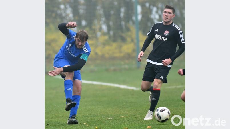 Peter Lang (links) vom TSV Kirchendemenreuth klärt entschlossen vor dem Eschenbacher Oliver Danzer: In einem mäßigen Spiel unterlagen die Kirchendemenreuther mit 1:2 gegen den SC Eschenbach. Bild: A. Schwarzmeier