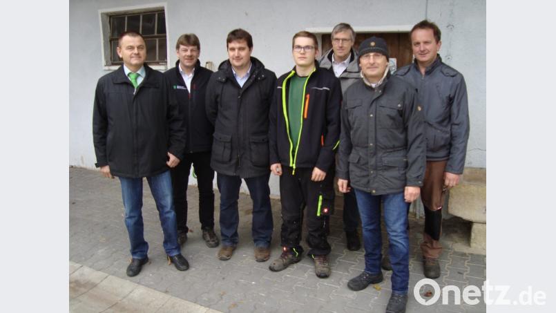 Sie waren die Hauptakteure in Ehringsfeld und dann in Ursensollen: Von links: Ulrich Kummer (Vorsitzender des Maschinenringes), Kreisobmann Peter Beer, Sachgebietsleiter Matthias Feierler
(AELF), AzuBi Mathias Walz, OStR Franz-Josef Baeck (Berufsschule NEW), Bildungsberater Johannes Völkl (AELF Weiden) Bild: schß