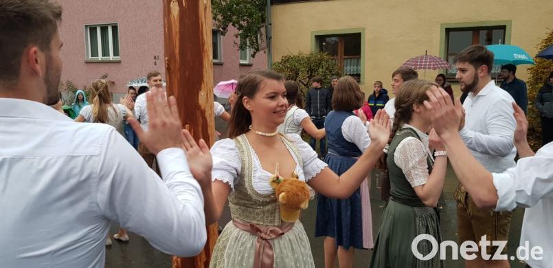 Wegen des widrigen Wetters wird der Atzmannsrichter Kirwabaum mit einem verkürzten Programm ausgetanzt. Bild: ads