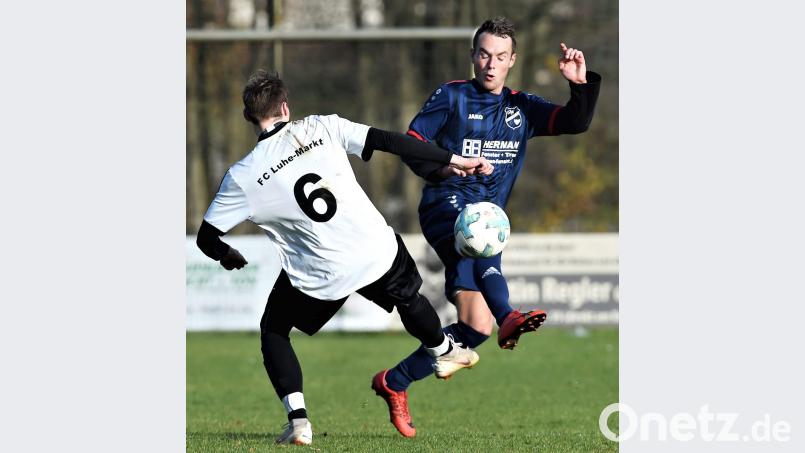 Auch die DJK Irchenrieth konnte den Siegeszug des FC Luhe-Markt nicht stoppen. Der Tabellenführer gewann klar mit 3:0 und hat nun bereits sieben Punkte Vorsprung. In dieser Szene versucht der Luher Philipp Lindemann (links) den Gästespieler Marco Wurdack auszubremsen. Bild: Büttner