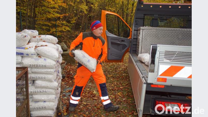 In der Gemeinde Stadlern obliegt Sabine Markgraf die Leitung des gemeindlichen Bauhofs. Egal, welche Arbeit anfällt, die 39-Jährige packt an. Bild: mmj