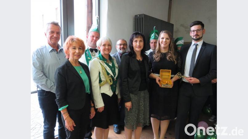 Gemeinsam freuen sich zweite Bürgermeisterin Lydia Ebneth, Vorsitzende Verena Hoch und Bürgermeisterin Tanja Schiffmann (vorne, von links) über die Regentschaft von Prinz Michael VI. und Prinzessin Theresa I. (vorne, von rechts). Bild: adj