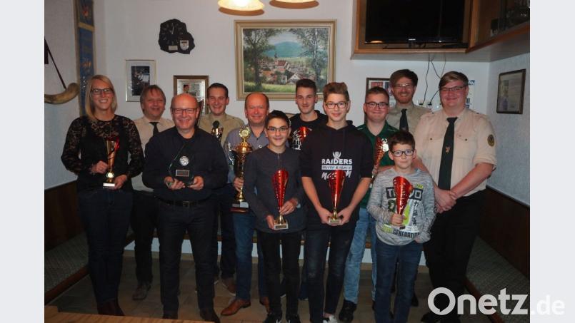 Zweiter Vorsitzender Daniel Biermeier (rechts) gratuliert den Pokal- und Sachpreisgewinnern, besonders dem 15-jährigen Lukas Höning (Sechster von links). Bild: gz