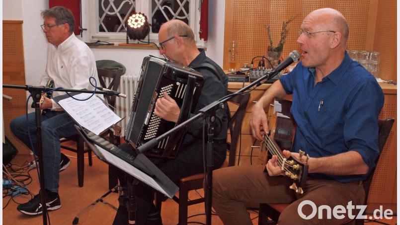 Auch Sänger und Bassist Jürgen Zach, Franz Schöberl mit dem Akkordeon sowie Gitarrist Klaus Götze (von rechts) präsentieren sich in Bestform. Bild: sön