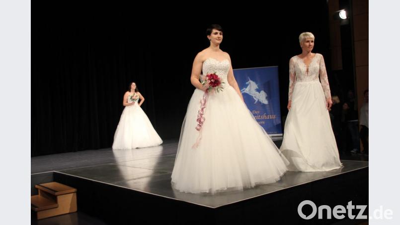 Highlights der Hochzeitsmesse Just Married waren die mit Spannung erwarteten Brautmodenschauen, die mit den aktuellen Trends Boho-Stil und Blash gepaart mit Metallic- und Tattotteffekten für so manche Wow-Momente im Publikum sorgten. Bild: ads