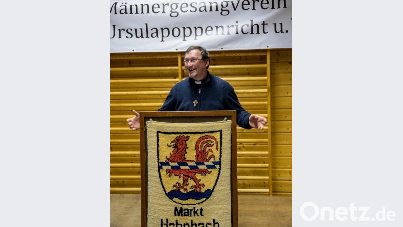 Pfarrvikar Christian Preitschaft gratuliert dem MGV. Er würdigt die unzähligen Messen, die der Gesangverein bereits gestaltet hat. Bild: chl