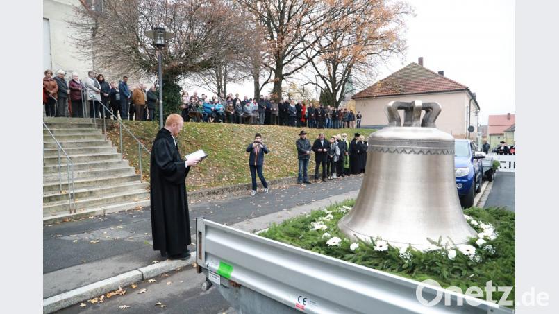 Pfarrer Christoph Zeh (links) stellte die einzelnen Glocken mit ihrer Bedeutung vor. Bild: njn
