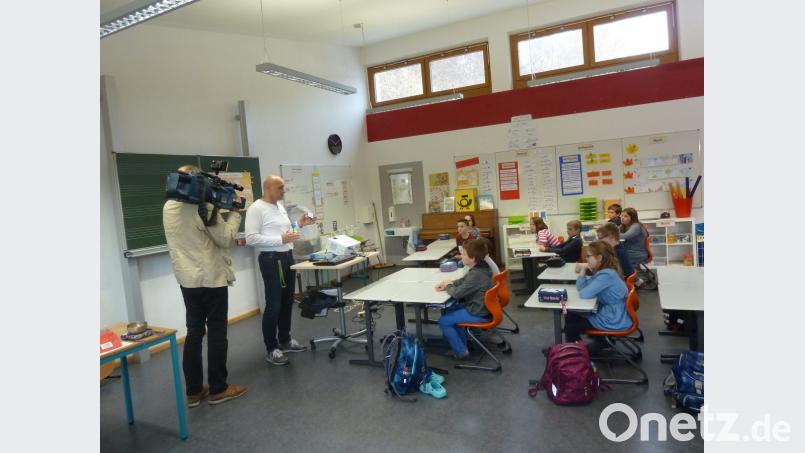 Lehrer und Schüler der Lauterachtal-Grundschule Hohenburg werden beim Unterricht gefilmt. Das Thema der Stunde: Photovoltaik. Bild: hah
