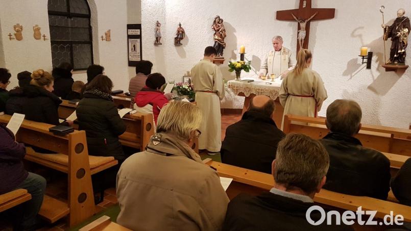 Pfarrer Josef Most feiert in der Kapelle den Festgottesdienst. Bild: gi