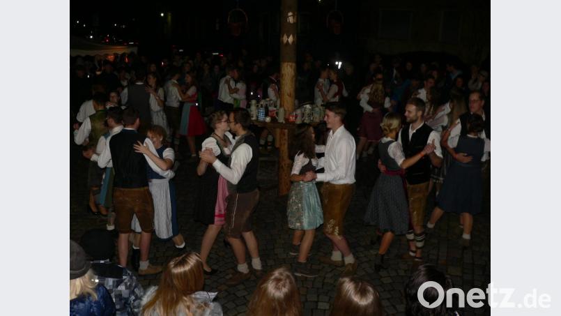 In Luhe tanzen die Paare den Kirwabaum aus. Bild: mh