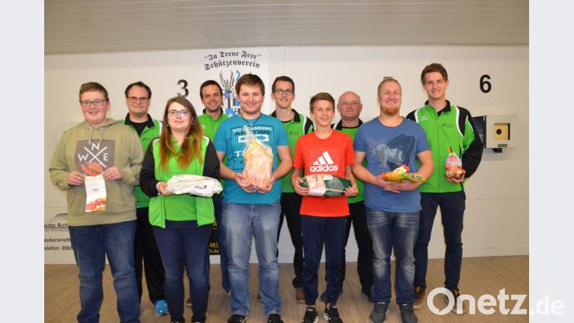 Der Schützenverein Gebhardsreuth-Grub-Isgier mit Schützenmeister Stefan Brandmiller (Zweiter von links) veranstaltete das Kirwa-Schießen. Bild: gi