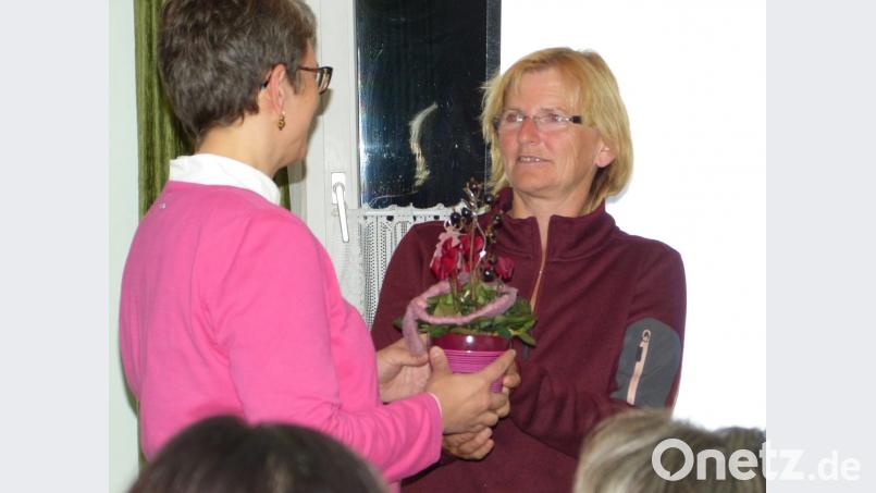 Es bedankt sich die Vorsitzende Frau Brigitte Rosenberger (rechts) bei Pastoralreferentin Heidi Braun aus Regensburg (links) mit einem Geschenk für den Interessanten Vortrag. Bild: exb