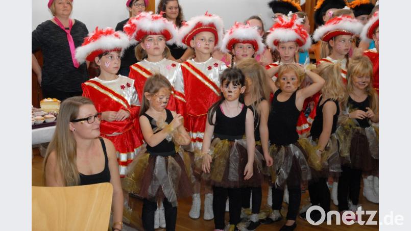 Die Gardemädchen durften bei der Schlüsselübergabe im Kultursaal natürlich nicht fehlen. Bild: gb