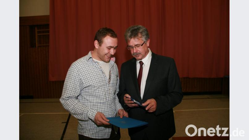 Vor wenigen Wochen wurde Benedikt Mikisch der Meisterbrief überreicht. Als Anerkennung für seine herausragenden Leistungen wurde der Fuchsmühler von Bürgermeister Wolfgang Braun mit einer Urkunde und einem Geschenk ausgezeichnet. Bild: wro