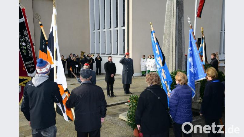 Zum Volkstrauertag gedenken die Vereine mit Bürgermeister Ernst Lenk und einem Vertreter der Bundeswehr den Toten der Kriege. Bild: bey