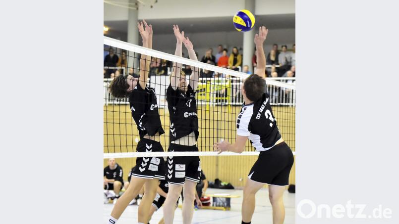 Netzangriff des Neuburger Außenangreifers Christoph Reiter (rechts) gegen den Amberger Zweierblock, gestellt vom jungen Zuspieler Marco Nanka (links hinten) und Mittelblocker Florian Wachler (rechts hinten). Bild: Hubert Ziegler