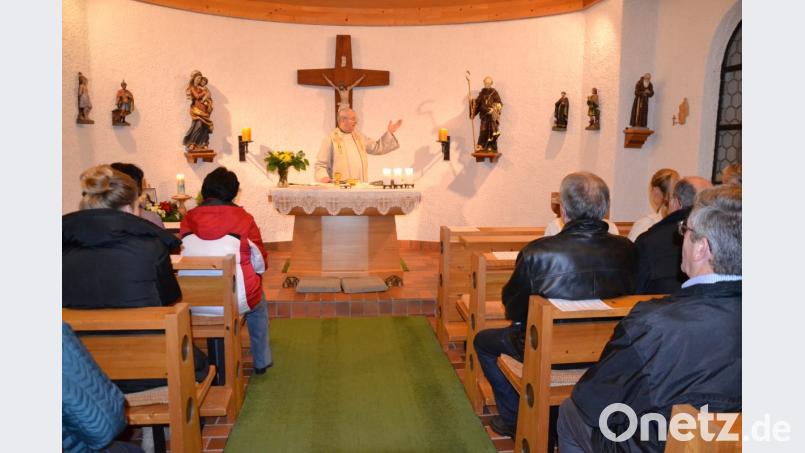Pfarrer Josef Most feiert in der Kapelle den Festgottesdienst. Bild: gi