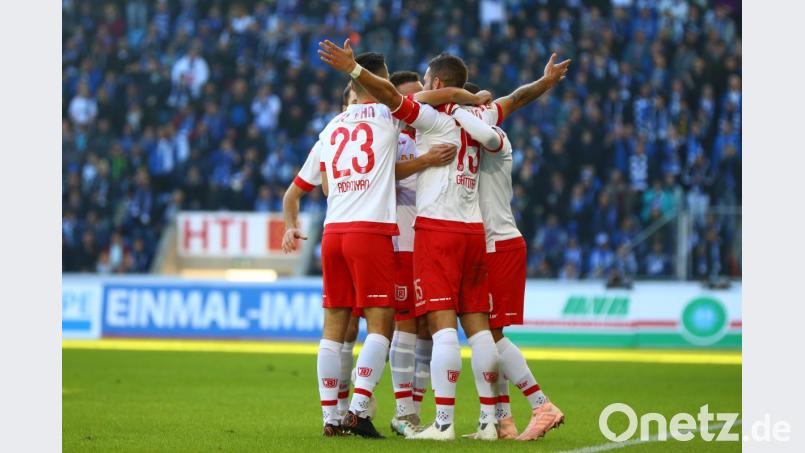 Marco Grüttner bekommt die Kugel vom Keeper aufs Schienbein, von dort springt er ins Tor. Bild: Jahn Regensburg