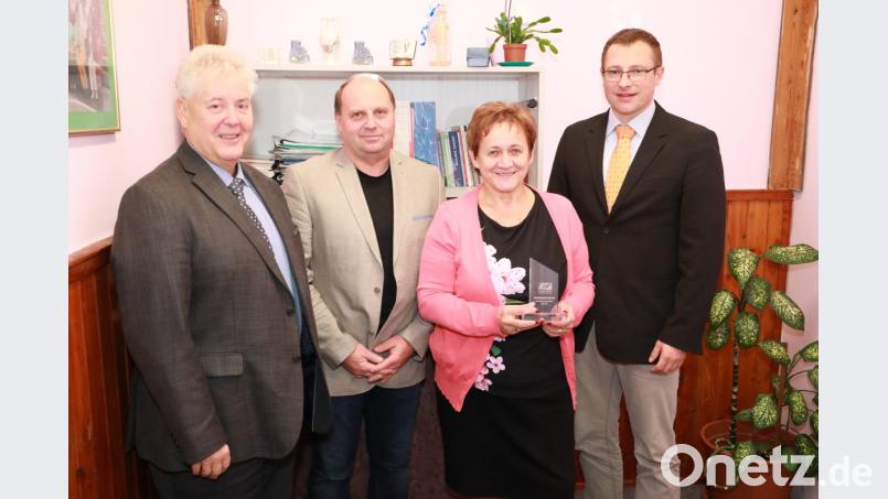 Den Ehrenpreis der Europa-Union überreichte Peter Preisinger (links) stellvertretend für die Mikroregion Konstantinsbad an Schulleiterin Eva Kalistová (zweite von rechts). Mit auf dem Bild (von links) Konrektor Petr Wenzl und der Geschäftsführer der Steinwald-Allianz, Martin Schmid. Bild: njn